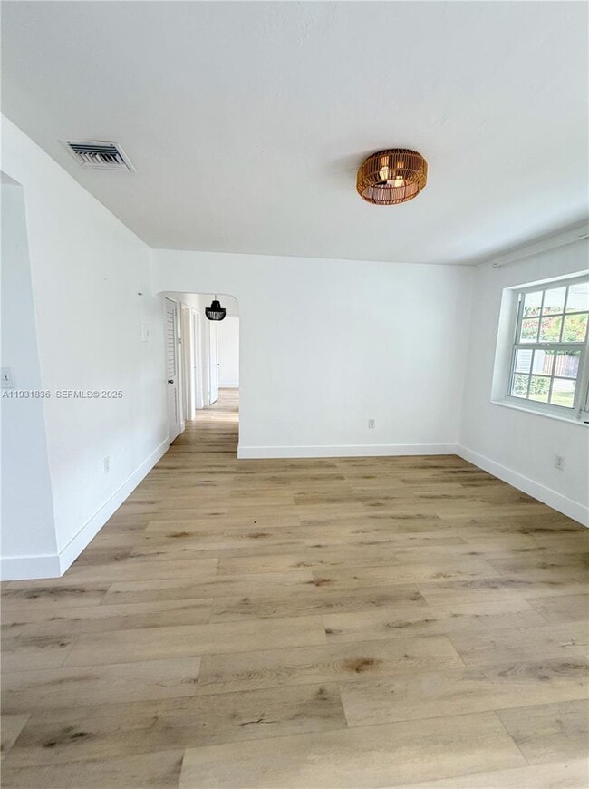 Building Photo - 1075 NE 120th St