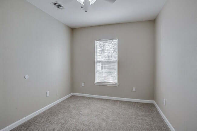 Building Photo - 4 Bed, 2 Bath in South Overton!