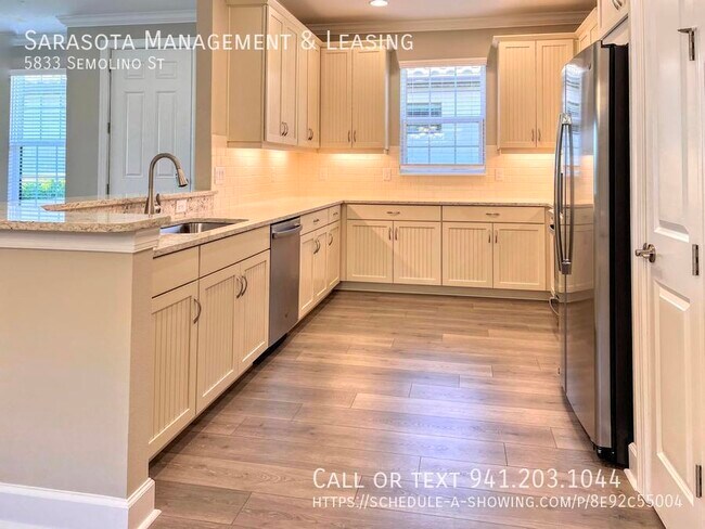Building Photo - 2 Bed 2 Bath with Den Lake View Pool Home ...