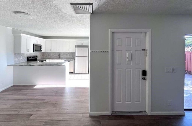 Building Photo - 2971 Waterford Dr S