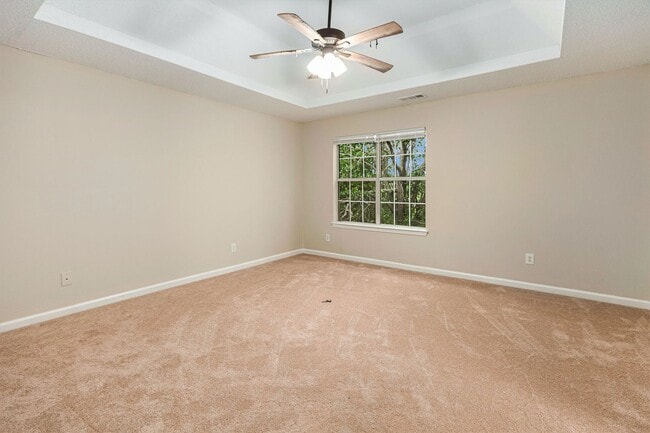 Building Photo - Large 3 Bedroom 2.5 Bath Home