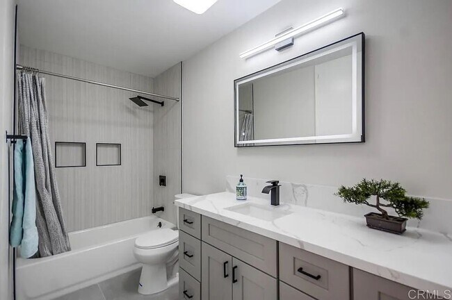 Building Photo - Fully Remodeled 2BR Condo with Designer Fi...