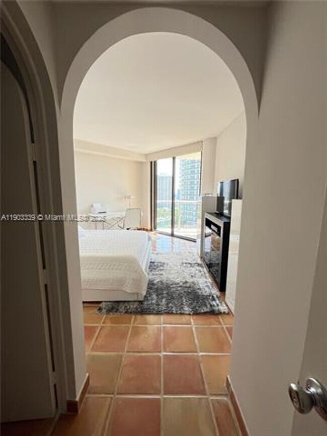 Building Photo - 4000 Island Blvd