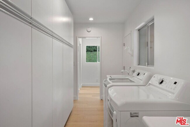 Building Photo - 650 N Tigertail Rd