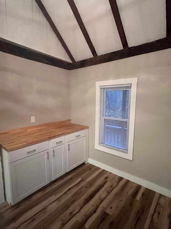 Building Photo - River RD