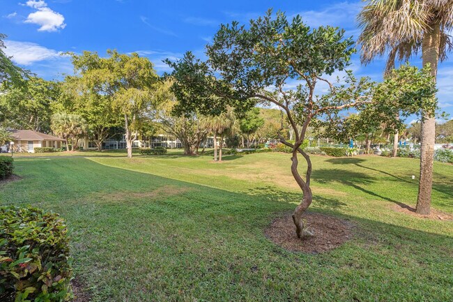 Building Photo - 500 Oaks Ln