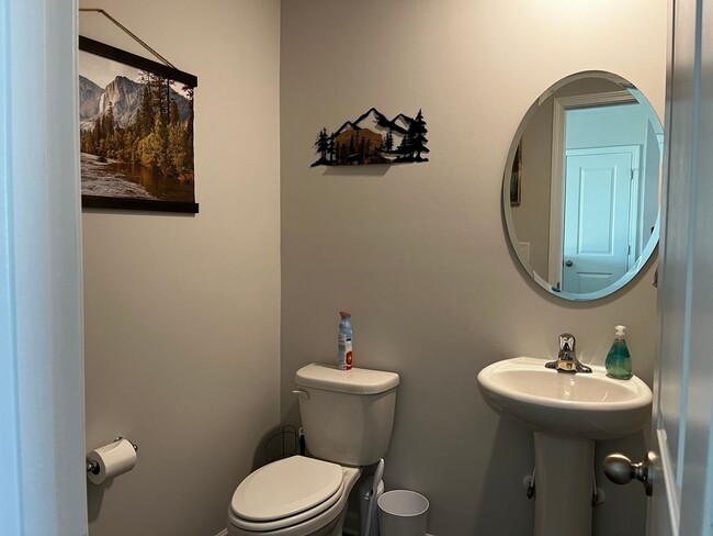 Building Photo - Beautiful 2 story home in the new Lake Tyl...