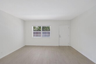 Building Photo - 609 NE 13th Ave