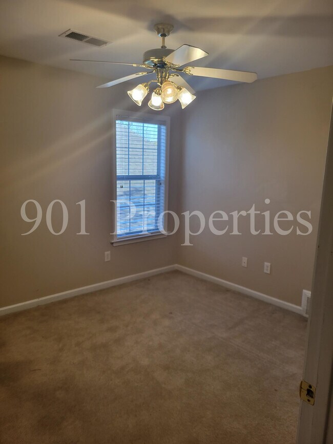 Building Photo - 390 Fountain Lake Dr