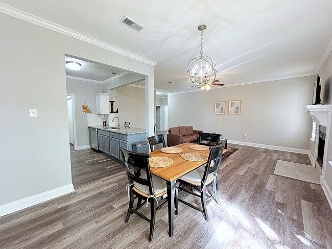 Building Photo - 4 Bedroom Furnished or UnFurnished rental
