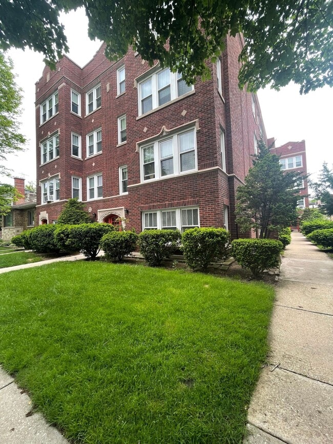Building Photo - Spacious Renovated Top Floor 2bed/1bath In West Rogers Park