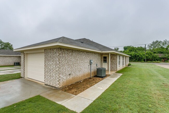 Building Photo - ASK ABOUT OUR MOVE IN SPECIAL