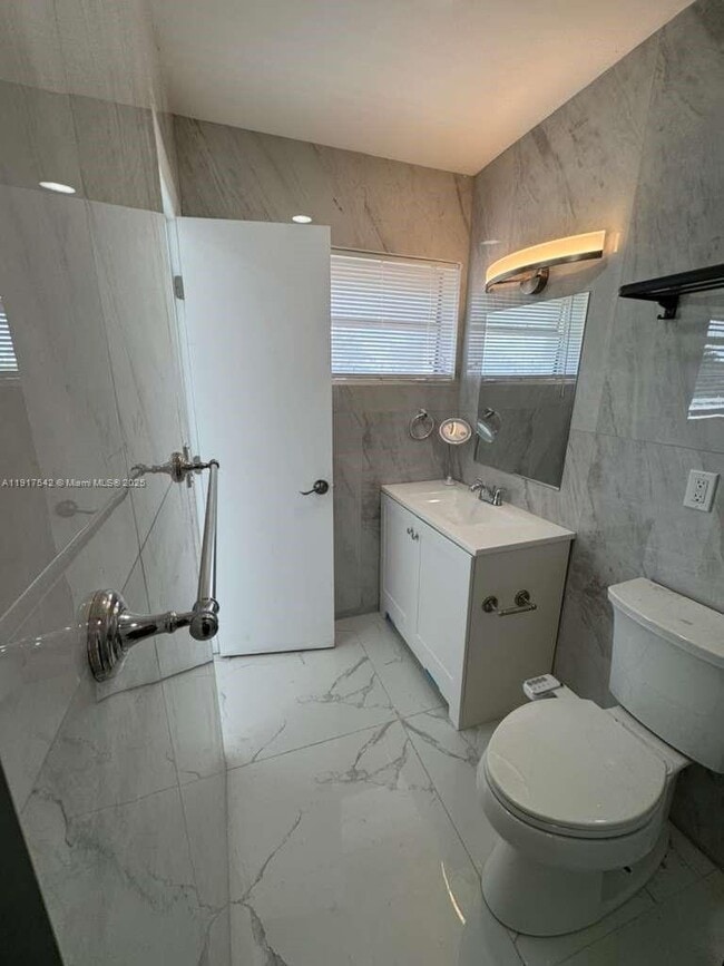 Building Photo - 15201 NE 6th Ave