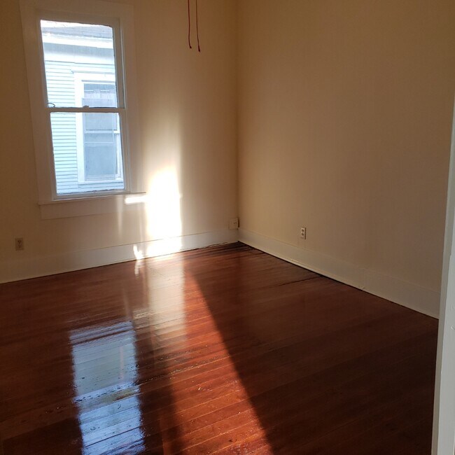 Building Photo - 1017 W 4th St