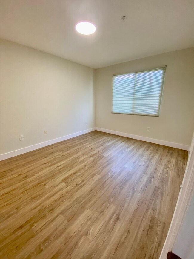 Building Photo - Greenhills-11032