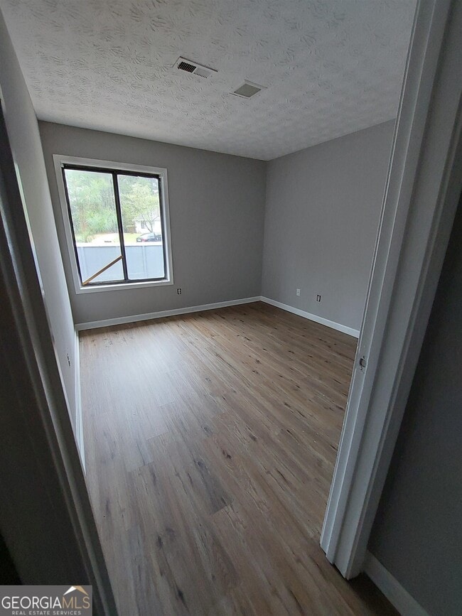 Building Photo - 106 Clear View