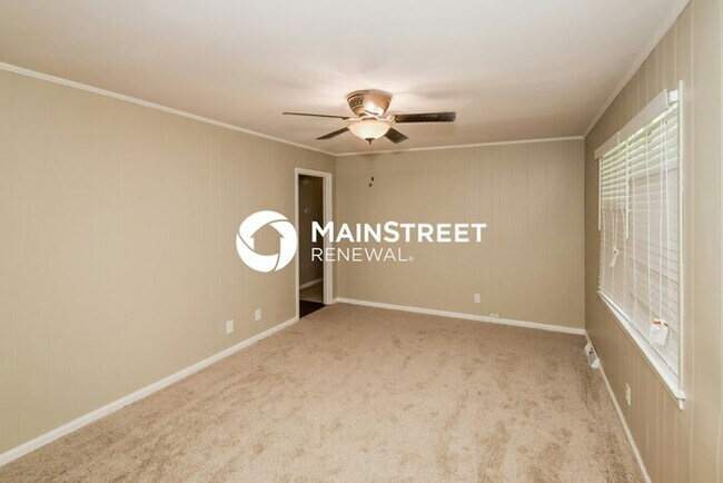 Building Photo - 3 Bedroom Pet-Friendly Home in Center Poin...