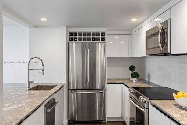 Building Photo - 540 Brickell Key Dr
