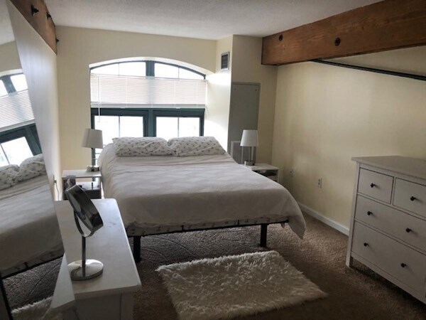 Building Photo - 200 Market St