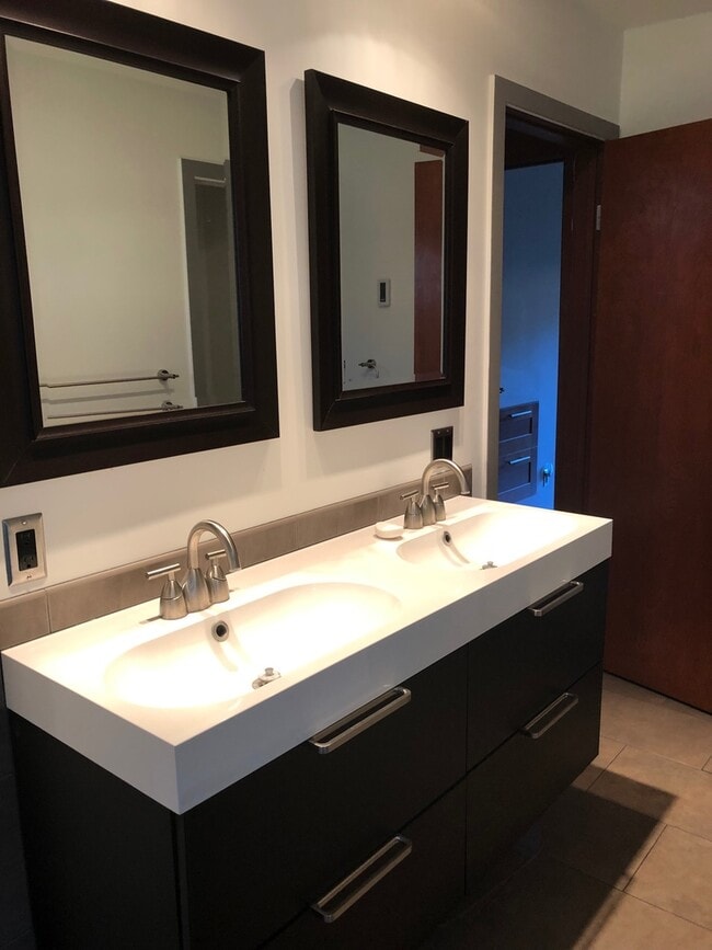 Building Photo - Furnished Short Term Rental!! 2 bedroom 2 bath, WiFi and Garbage included!