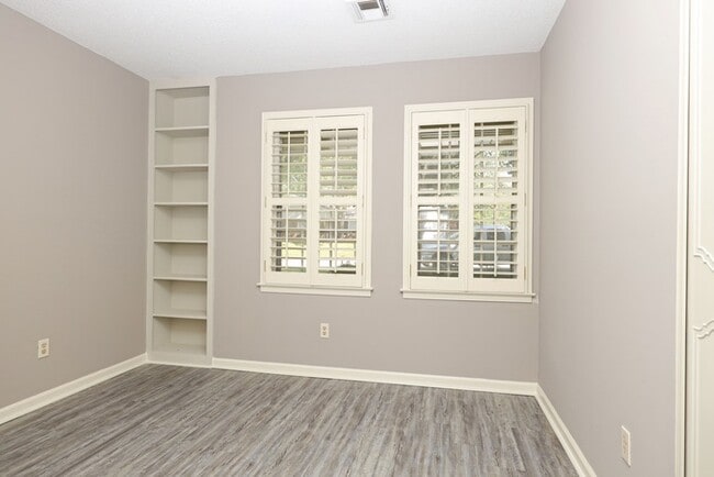 Building Photo - 620 Sandhurst Dr