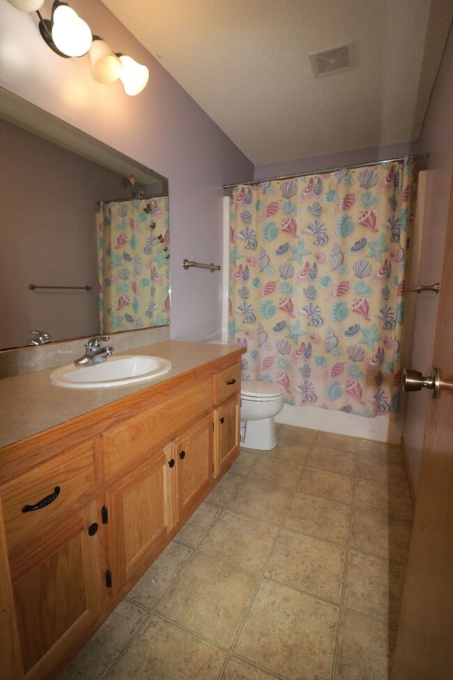 Building Photo - Beautiful 3 bedroom home just minutes from Manhattan and Fort Riley!