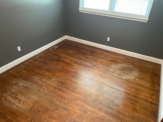 Building Photo - Quiet living on the outskirts of the City!