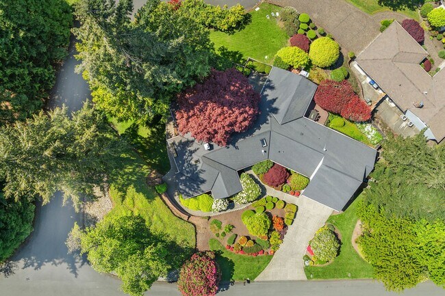 Building Photo - 4Bd/2.5Ba Clyde Hill Home