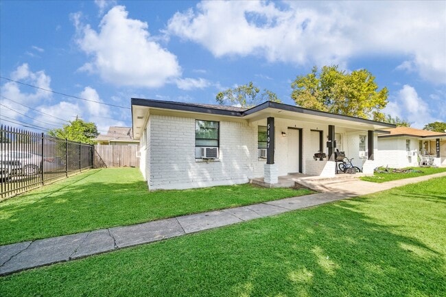 Building Photo - 5107 Clover St