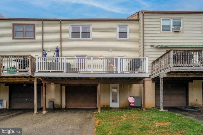 Building Photo - 206 Birch Dr