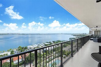 Building Photo - 1000 Venetian Way