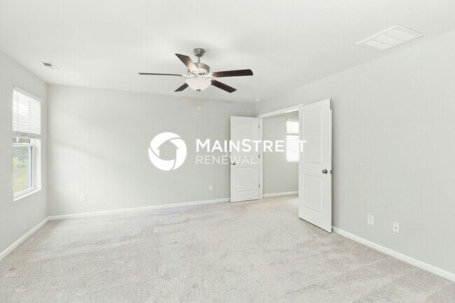 Building Photo - 4 Bedroom Pet-Friendly Home in Charlotte, NC with Main Street Renewal