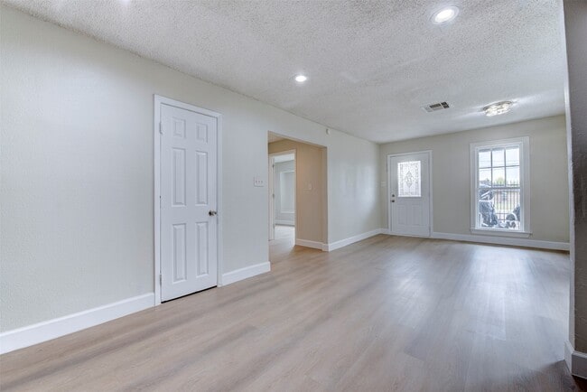 Building Photo - 2127 Maximilian St