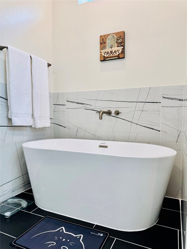 Building Photo - 225 Noras Ln