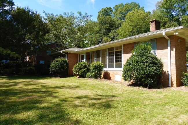 Building Photo - 104 Vanderbilt Rd
