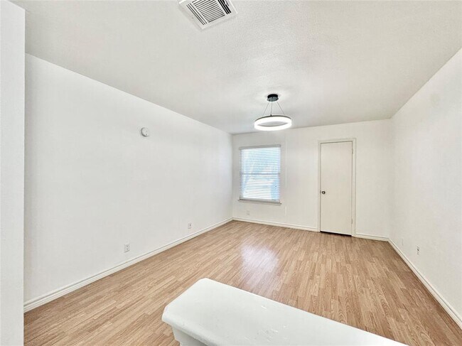 Building Photo - 1423 W Braker Ln