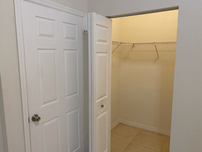 Building Photo - 3874 SW 48th Ave