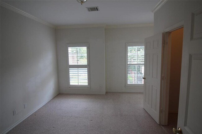 Building Photo - 1816 Devonshire Crescent