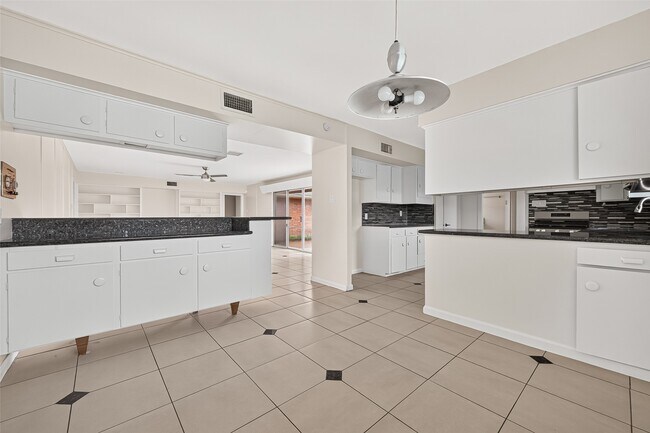 Building Photo - 4002 Mischire Dr