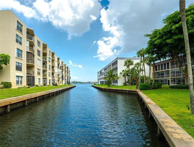 Building Photo - 400 Waterway Dr S