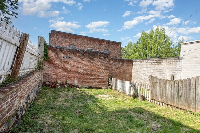 Building Photo - "Charming 3-Bed Townhouse Retreat in the Heart of Lancaster – Spacious 1728 Sq Ft Living!"