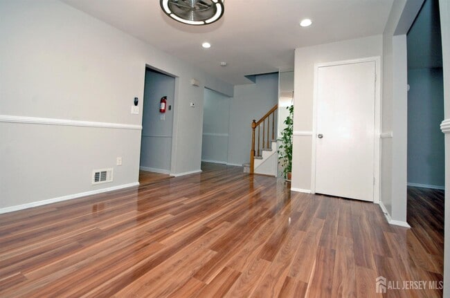 Building Photo - 4 White Oaks Dr