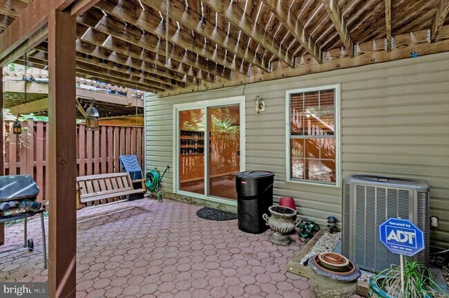 Building Photo - 616 Bellerive Ct
