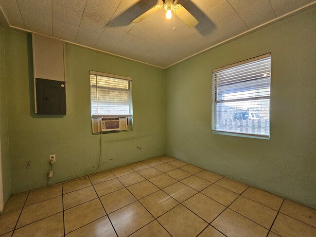 Building Photo - Adorable 2 Bedroom 1 Bath Home in Lakeland...