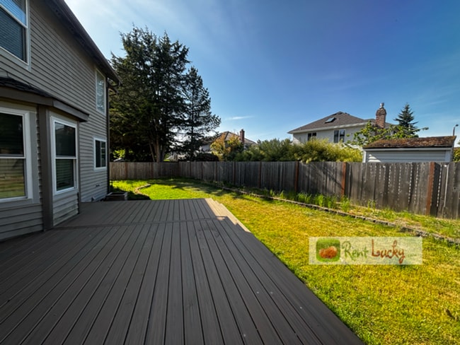 Building Photo - Stunning & Spacious 4 Bedroom Home with 2....