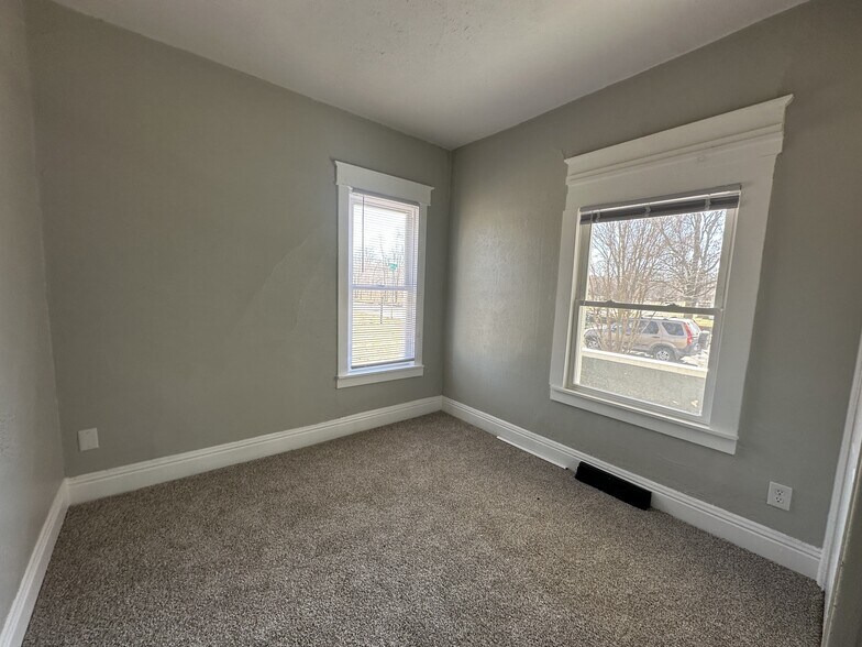 Building Photo - 1105 Queen St