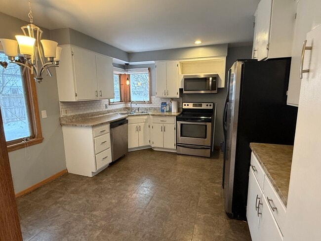 Building Photo - 2505 Zinran Ave S