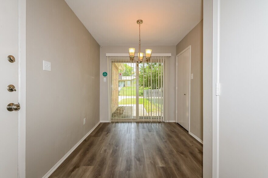 Building Photo - 1301 Southridge Dr