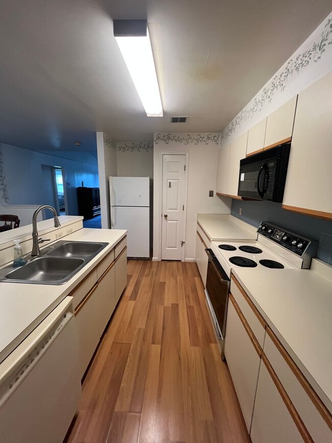 Building Photo - Seven Oaks Condo