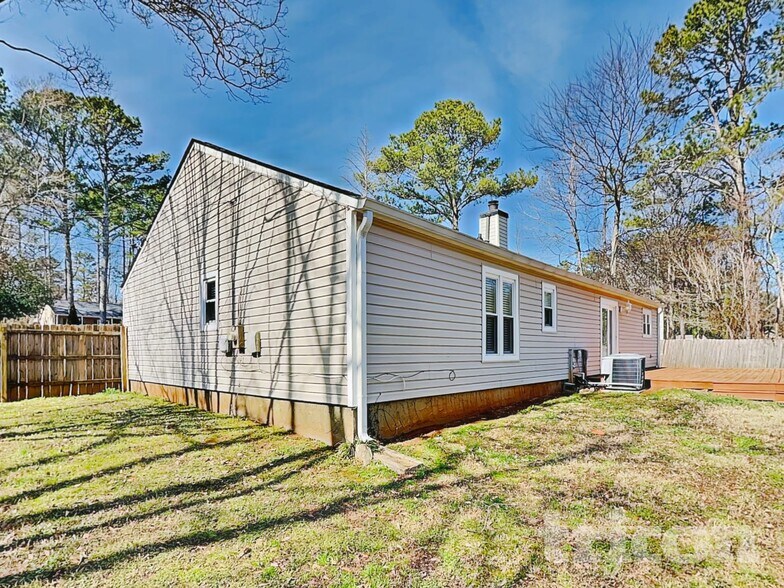 Building Photo - 414 River Point Dr